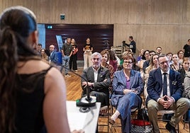 Fernando Clavijo (1i) preside el acto del Gobierno canario por el 25N, junto a Candelaria Delgado (c) y Poli Suárez (d).