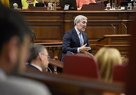 El presidente de Canarias, Fernando Clavijo, en el Parlamento.