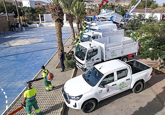 Parte de la flota de la UTE de FCC que se encargará del servicio de limpieza de los espacios verdes, parques infantiles, áreas caninas y plazas públicas de Puerto del Rosario.