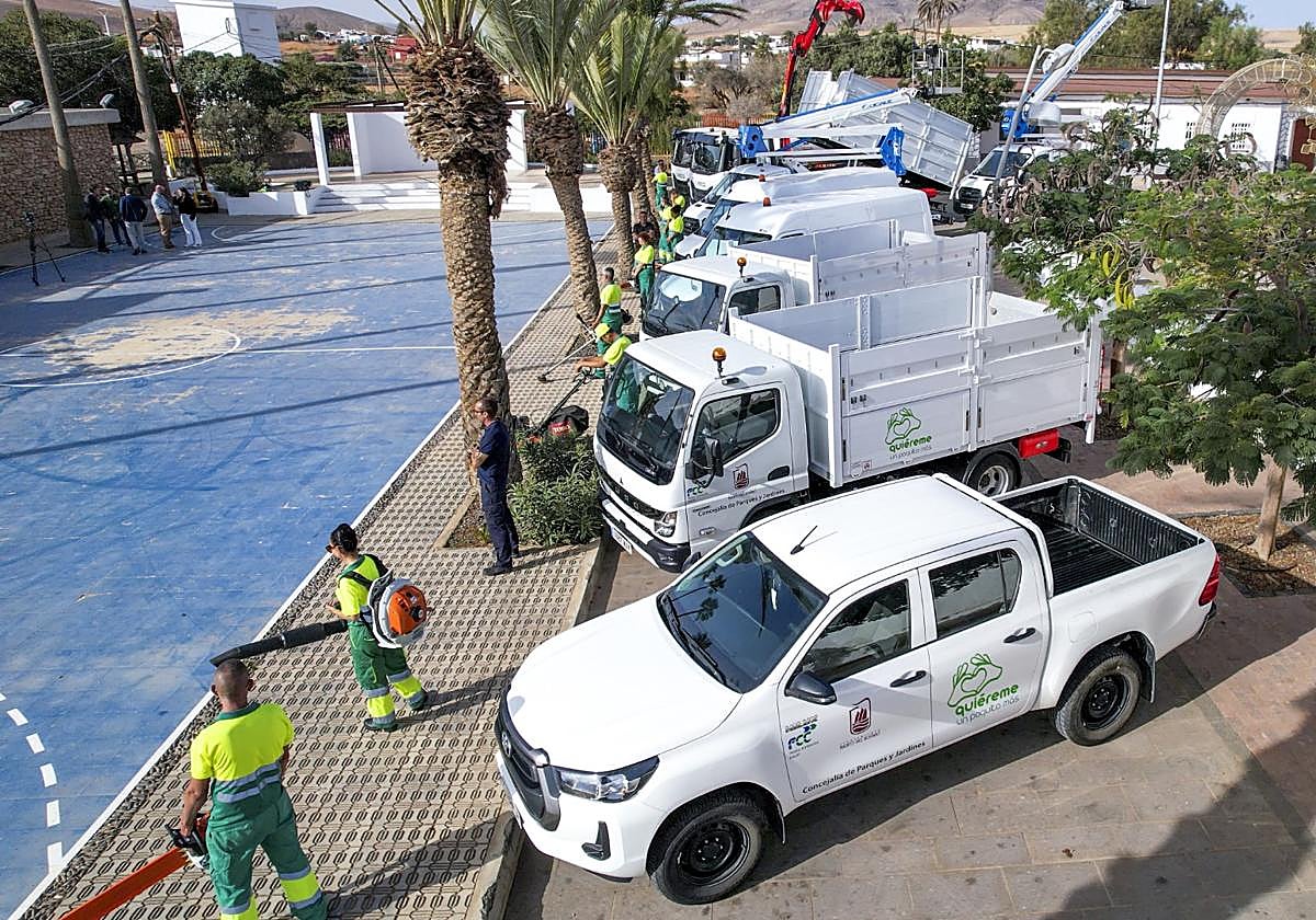 Parte de la flota de la UTE de FCC que se encargará del servicio de limpieza de los espacios verdes, parques infantiles, áreas caninas y plazas públicas de Puerto del Rosario.