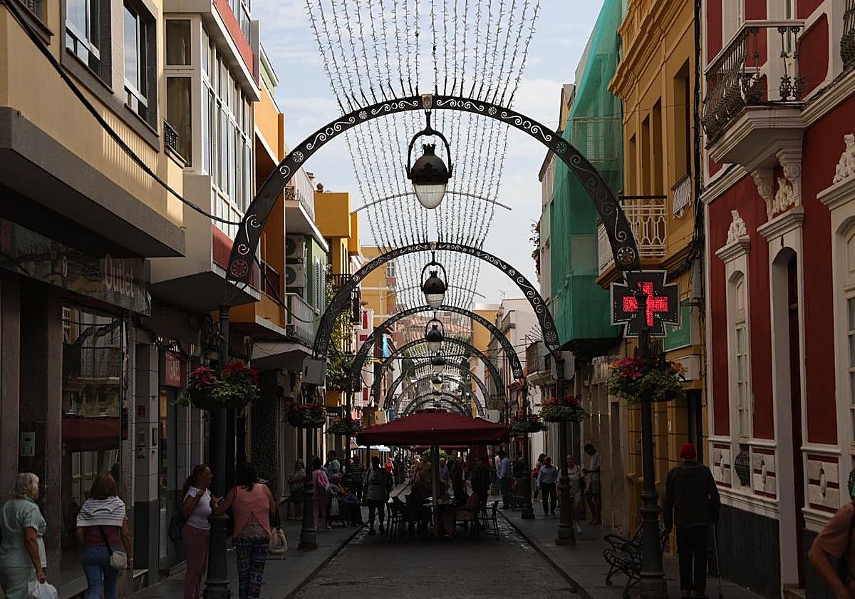 Un gran manto de luces de Navidad reposa en lo alto de la calle Capitán Quesada.