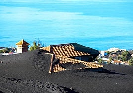 Imagen de archivo de viviendas enterradas por las cenizas expulsadas por el volcán Tajogaite, en La Palma.