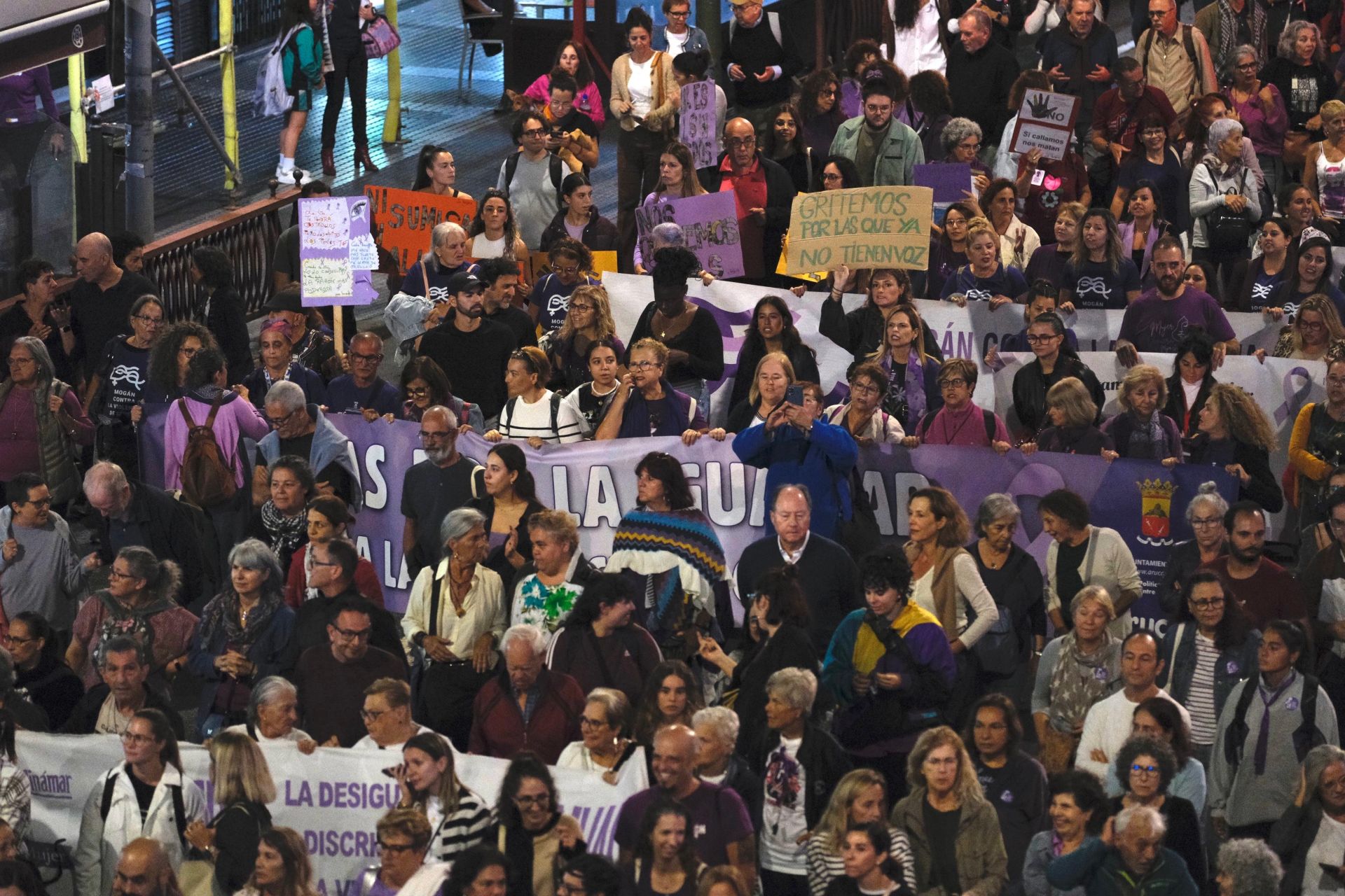 La marea violeta marcha contra la violencia machista en Gran Canaria: «Por las que están, las que no están y las que peligran»