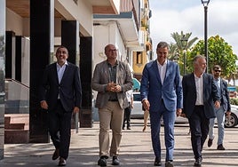 El delegado del Gobierno en Canarias, Anselmo Pestana; el presidente del Gobierno, Pedro Sánchez, y el ministro de Política Territorial y Memoria Democrática, Ángel Víctor Torres, a su llegada a la reunión con el presidente de Canarias, Fernando Clavijo, en La Palma para abordar la crisis migratoria del archipiélago.