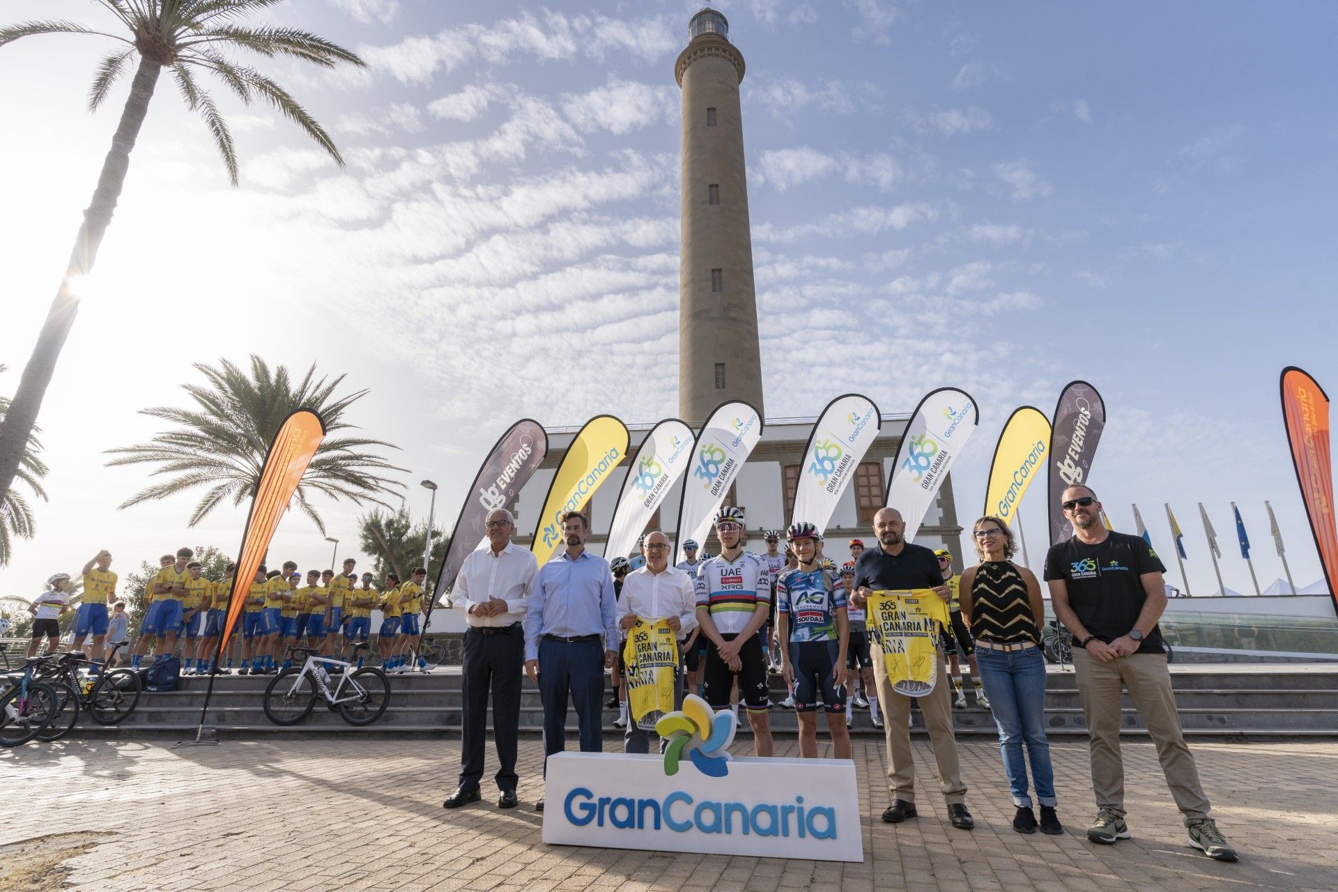 Pogacar y Žigart, junto a las autoridades presentes.