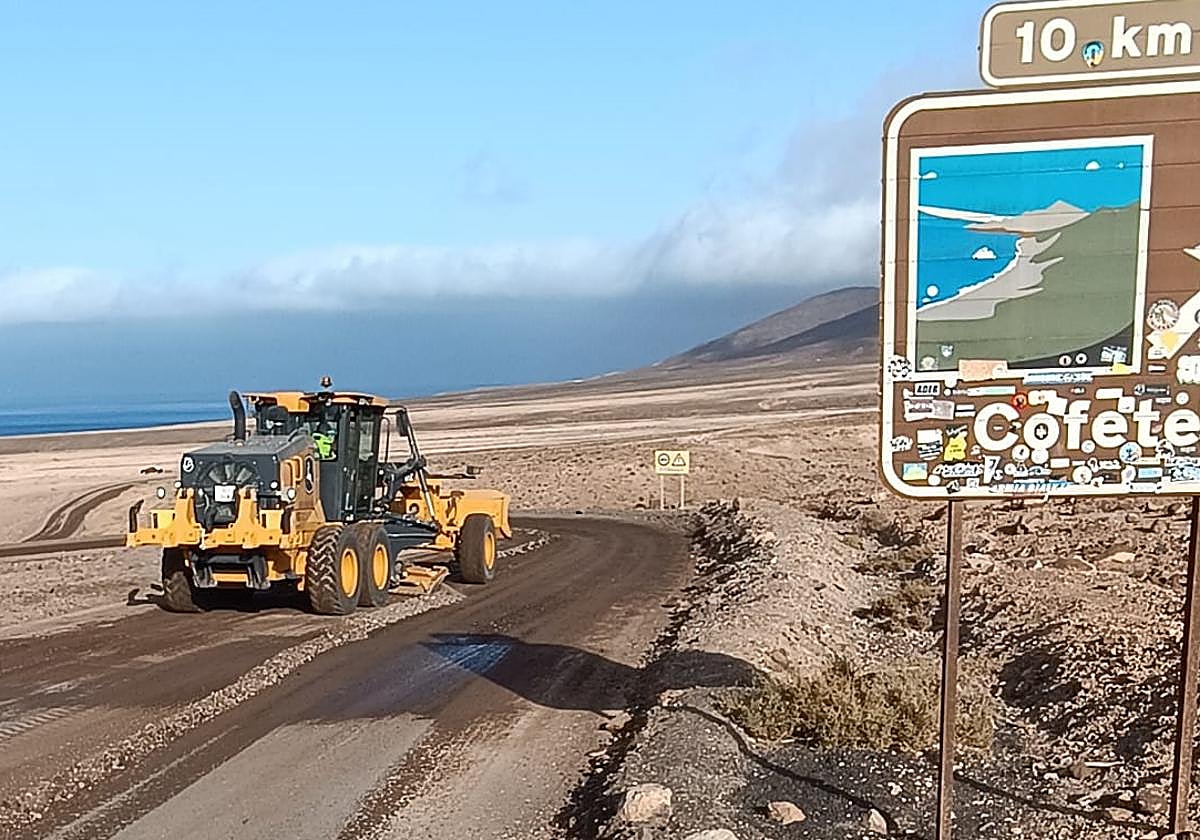 El tren de recebe, donde termina la carretera asfaltada y empieza el camino de tierra hasta la punta de Jandía, en el municipio de Pájara.