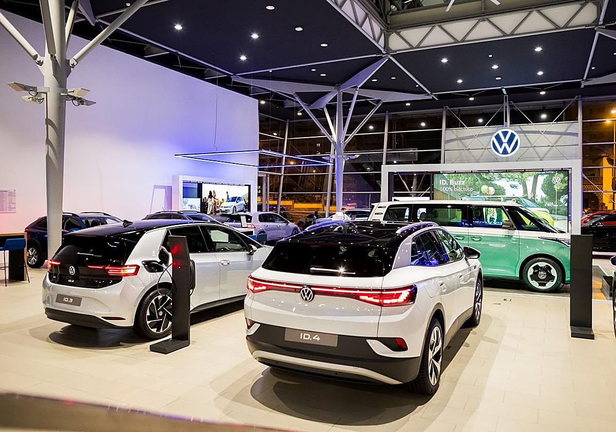 Imagen principal - 1. Exposición de Volkswagen en el concesionario Domingo Alonso Gran Canaria. 2. Nuevo concesionario Volkswagen, inaugurado por el nuevo importador y distribuidor de la marca alemana en Panamá, Domingo Alonso Panamá. 3. Domingo Alonso Group, incluido por cuarto año consecutivo en la lista Forbes de 'Las 100 Mejores Empresas para Trabajar en España'.