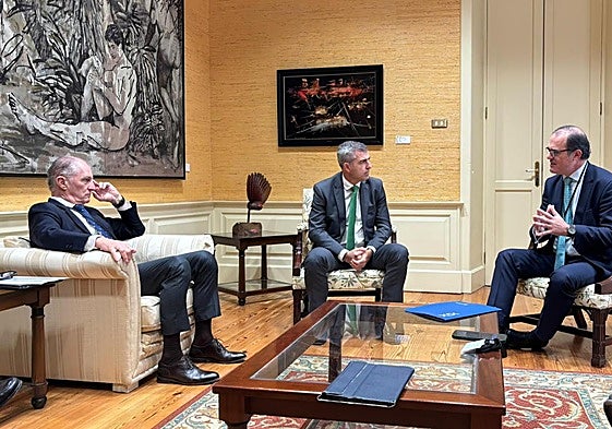 El presidente de Fredica, Fernando González y el de Ganvam, Jaime Barea con Manuel Domínguez, ayer.
