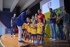 Los jugadores del Granca Eric Vila, Pierre Pelos y Eetu Heinonen visitan The British School of Gran Canaria