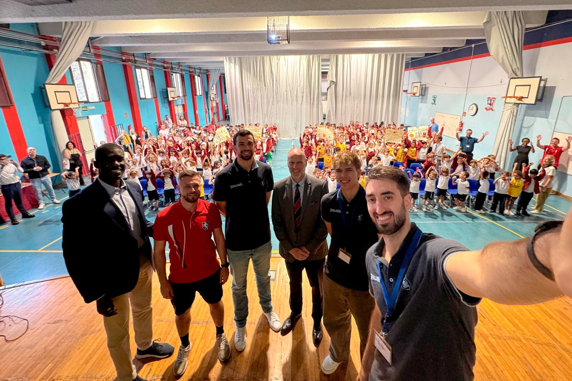 Los jugadores del Granca Eric Vila, Pierre Pelos y Eetu Heinonen visitan The British School of Gran Canaria