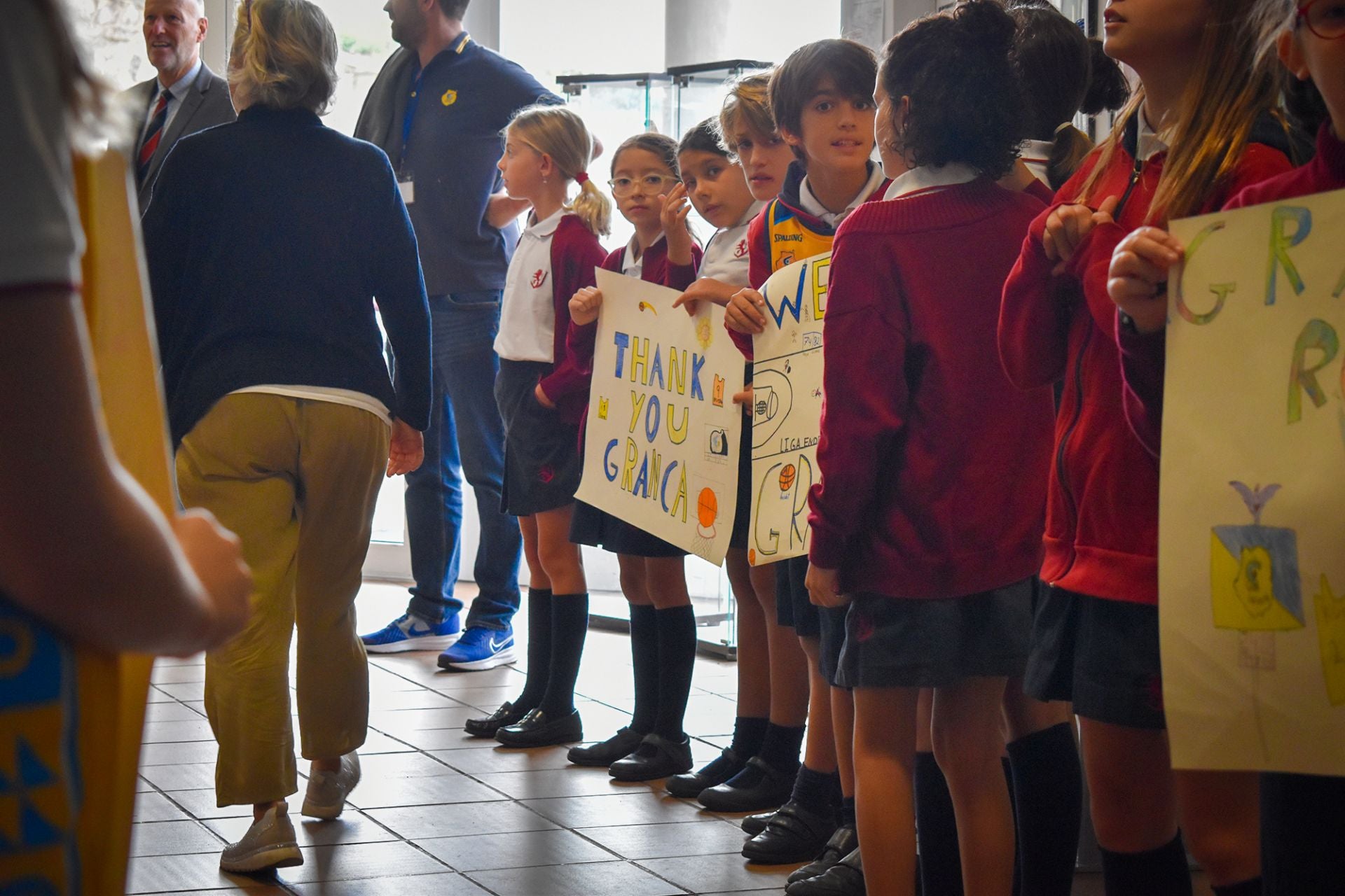 Los jugadores del Granca Eric Vila, Pierre Pelos y Eetu Heinonen visitan The British School of Gran Canaria