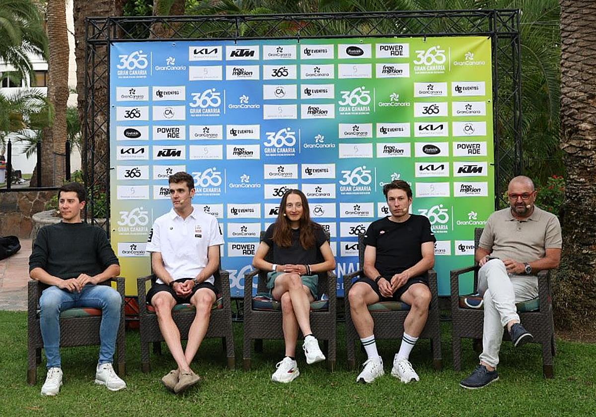 Cian Uijtdebroeks, Pavel Sivakov, Magdeleine Vallieres y Jasper Philipsen -todos ellos, enla presentación junto al consejero de Turismo, Carlos Álamo- serán algunos de los ciclistas que acompañan a Tadej Pogačar en esta semana de ciclismo por Gran Canaria.