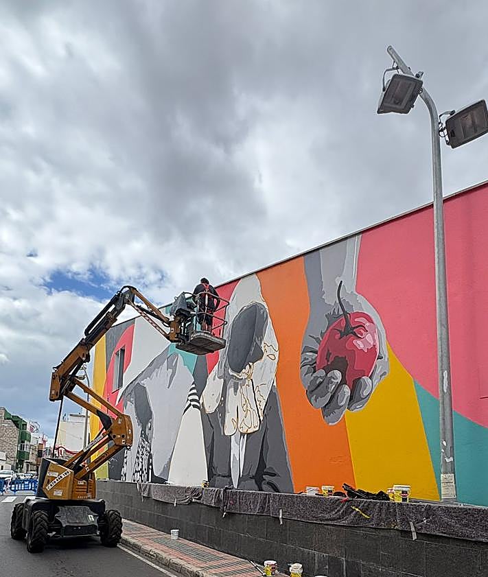 Imagen secundaria 2 - Distintos momentos del proceso de pintado del mural.