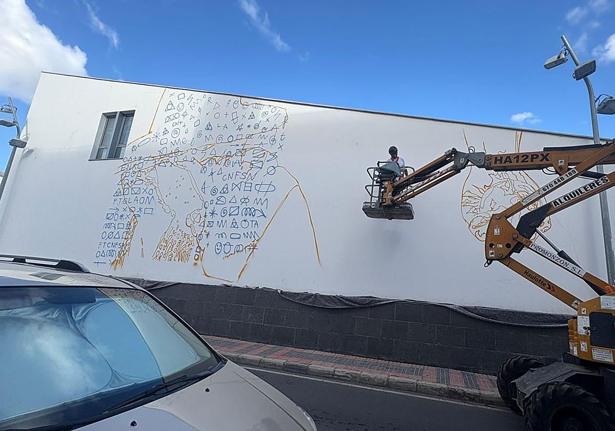 Imagen principal - Distintos momentos del proceso de pintado del mural.