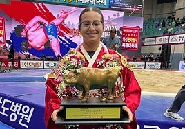 Cristina Rodriguez con su trofeo del primer mundial que consigue.