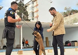 La alcaldesa Carolina Darias y Josué Íñiguez, concejal de Seguridad, en la Unidad Canina.