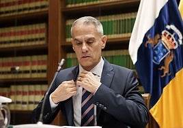 César Toledo, en la comisión de control de Radiotelevisión Canaria en el Parlamento de Canarias.