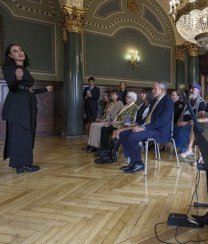Imagen secundaria 2 - «Está en nuestras manos acabar con la lacra de asesinos machistas desde casa, con amor y respeto»