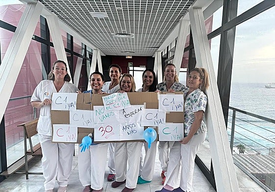 Un grupo de técnicos en cuidados de auxiliares de enfermería (TCAE) en el hospital Materno.