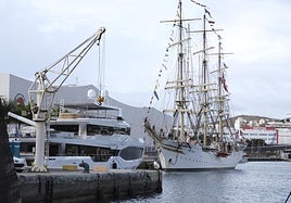 Imagen de ambas embarcaciones atracadas en el Puerto de Las Palmas.