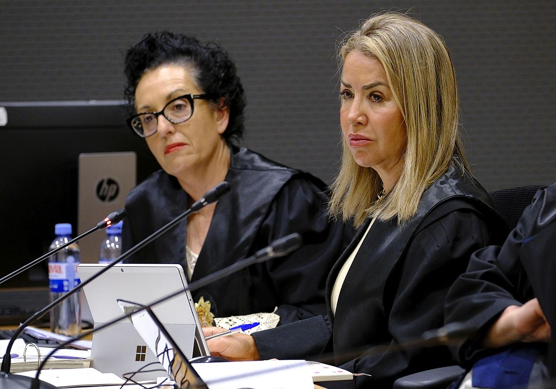 La fiscal Evangelina Ríos junto a la letrada del Ayuntamiento, Tatiana Quintana Hernández.