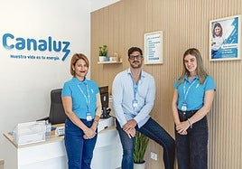 «La mejor energía no es la más barata, sino la que mejor te trata,» destacan desde el equipo de Canaluz Vecindario, Yesenia García (izda.), Javier Sánchez (centro) y Nayara Moreno (dcha.).