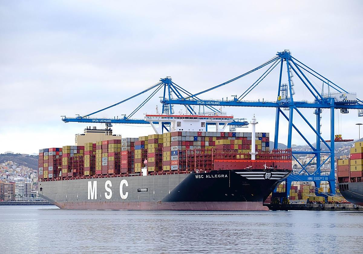 Un portacontenedores en la terminal de Opcsa en la capital grancanaria.