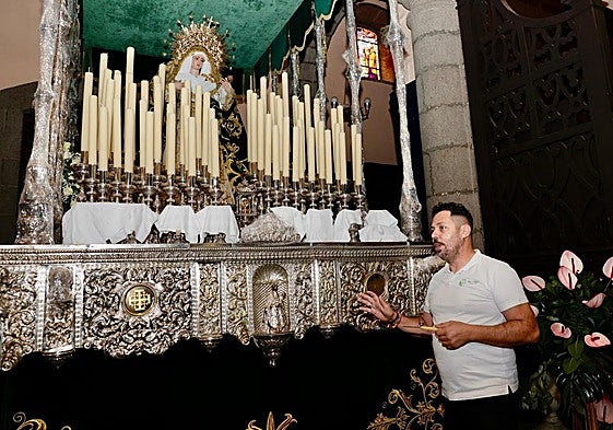 Fran Cabrera ante el trono que portarán los costaleros de la Virgen de la Esperanza y del Cristo de la Salud.