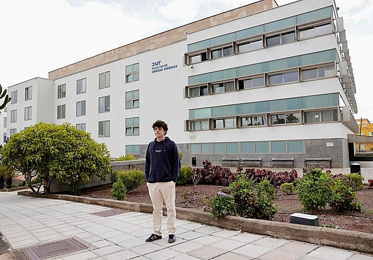 Imagen de uno de los estudiantes desalojados en la mañana de este jueves.