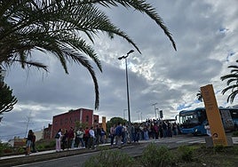 Alumnado en los alrededores de los edificios ante la amenaza de bomba.