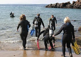 Submarinistas accediendo al agua en Puerto del Carmen.