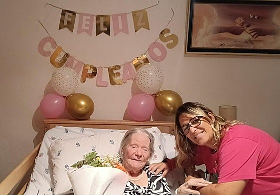 Candelaria García con la alcaldesa de Ingenio, Vanesa Martín.