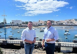 Jacobo Medina, consejero; y Yonathan de León, alcalde, ante la cascada del Charco de San Ginés.