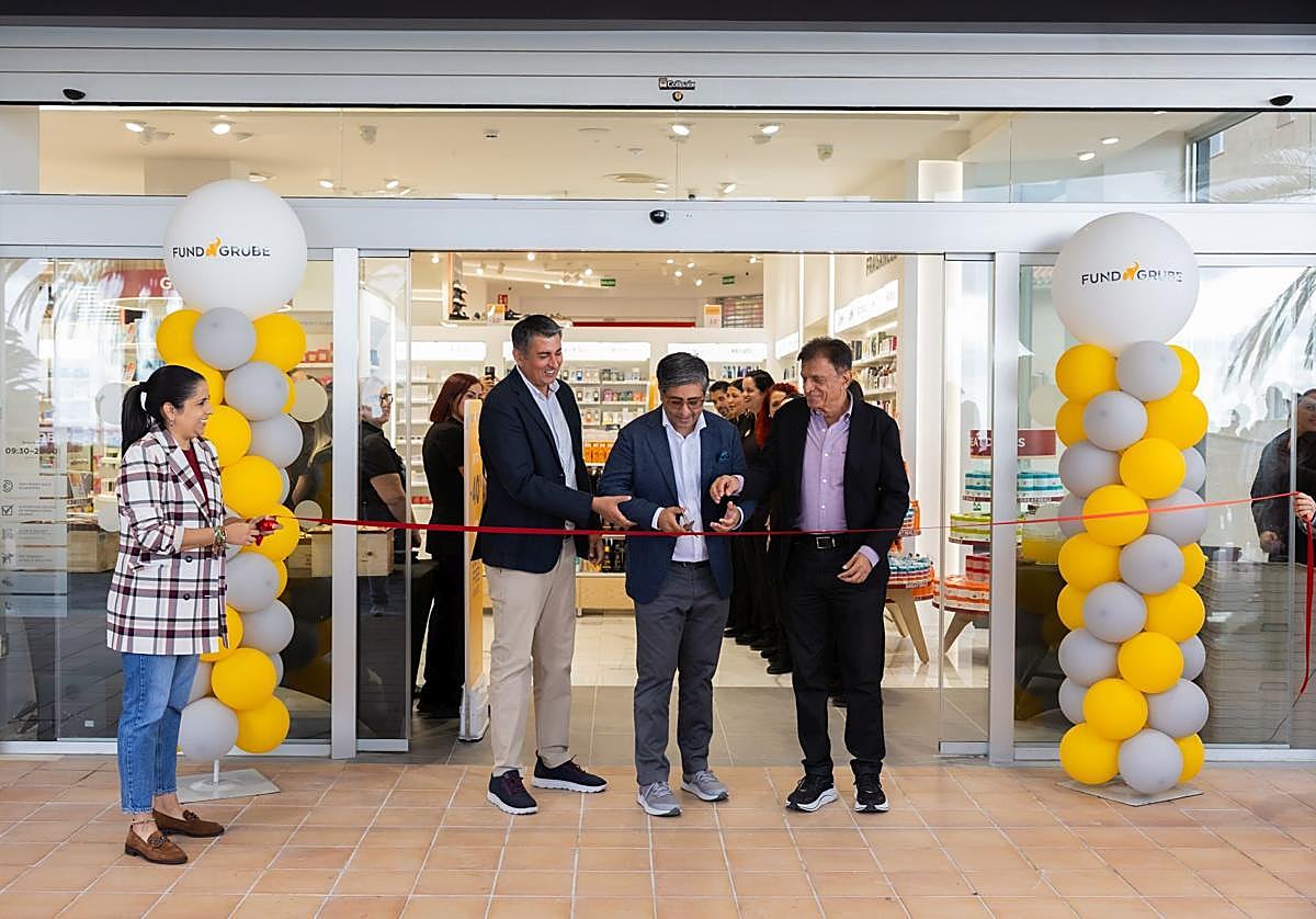 De izquierda a derecha, Anup Aswani, Presidente y CEO del Grupo Ideal Joyeros, Dhiraj Chhabria, Presidente y CEO de Fund Grube, y Shyam Aswani, Fundador del Grupo Ideal Joyeros.