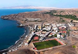 La Lajita y, al fondo, la península de Jandía, en el municipio de Pájara, donde la Consejería de Sanidad del Gobierno de Canarias construirá el futuro CAE en la parcela cedida por el Ayuntamiento.