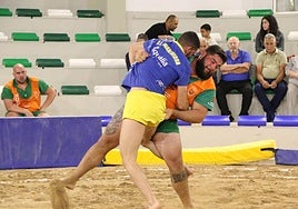 Jonathan Guedes hombre importante del maninidra realiza una burra.