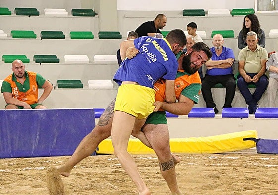 Jonathan Guedes hombre importante del maninidra realiza una burra.