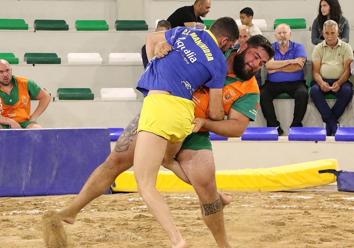 Jonathan Guedes hombre importante del maninidra realiza una burra.