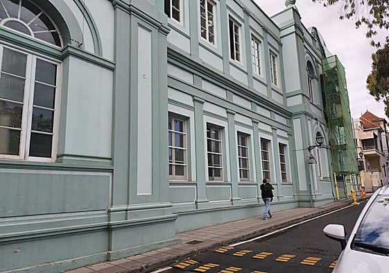 Foto de la sede institucional de la ULPGC este jueves, que cerró sus puertas y ventanas por seguridad.