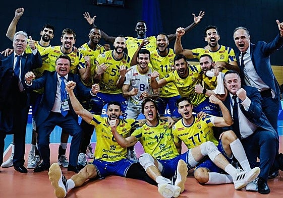 Jugadores, técnicos y dirigentes, festejando el pase a la fase de grupos de la Liga de Campeones en la pista del Levski de Sofía.