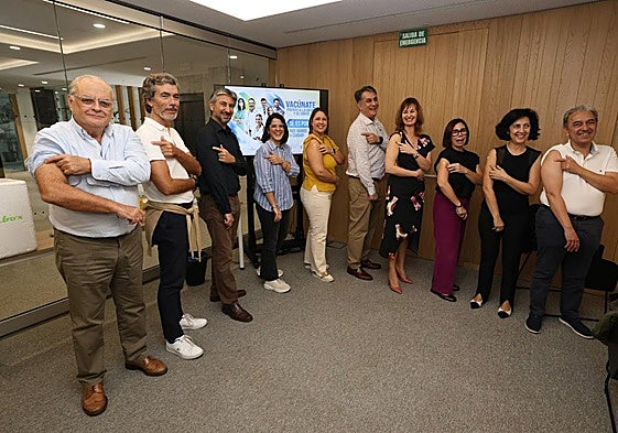 Los representantes de los colegios profesionales de sanitarios se vacunaron contra la gripe.