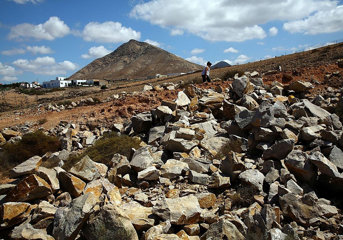 Al fondo, la montaña de Tindaya.