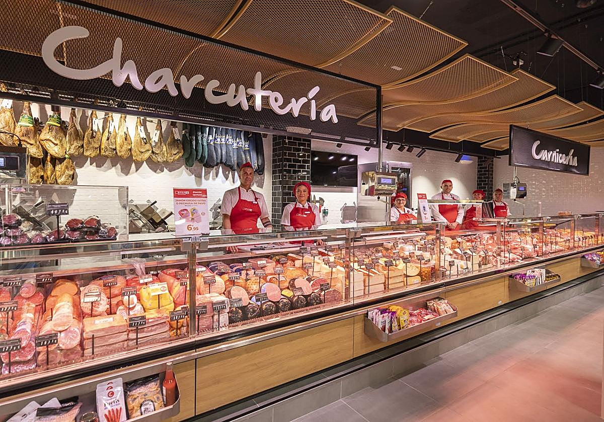 Imagen principal - 1. Sección de Charcutería de una de las tiendas de SPAR Gran Canaria. 2. SPAR Gran Canaria refuerza su compromiso con el sector primario mediante convenios con agricultores locales, como el acuerdo de la naranja en Telde. 3. Voluntarios de la Asociación Síndrome de Down colaboran en la Gran Recogida de Alimentos con SPAR Gran Canaria.