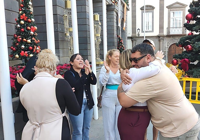 La concejala Inmaculada Medina recibe el apoyo de varios carnavaleros.