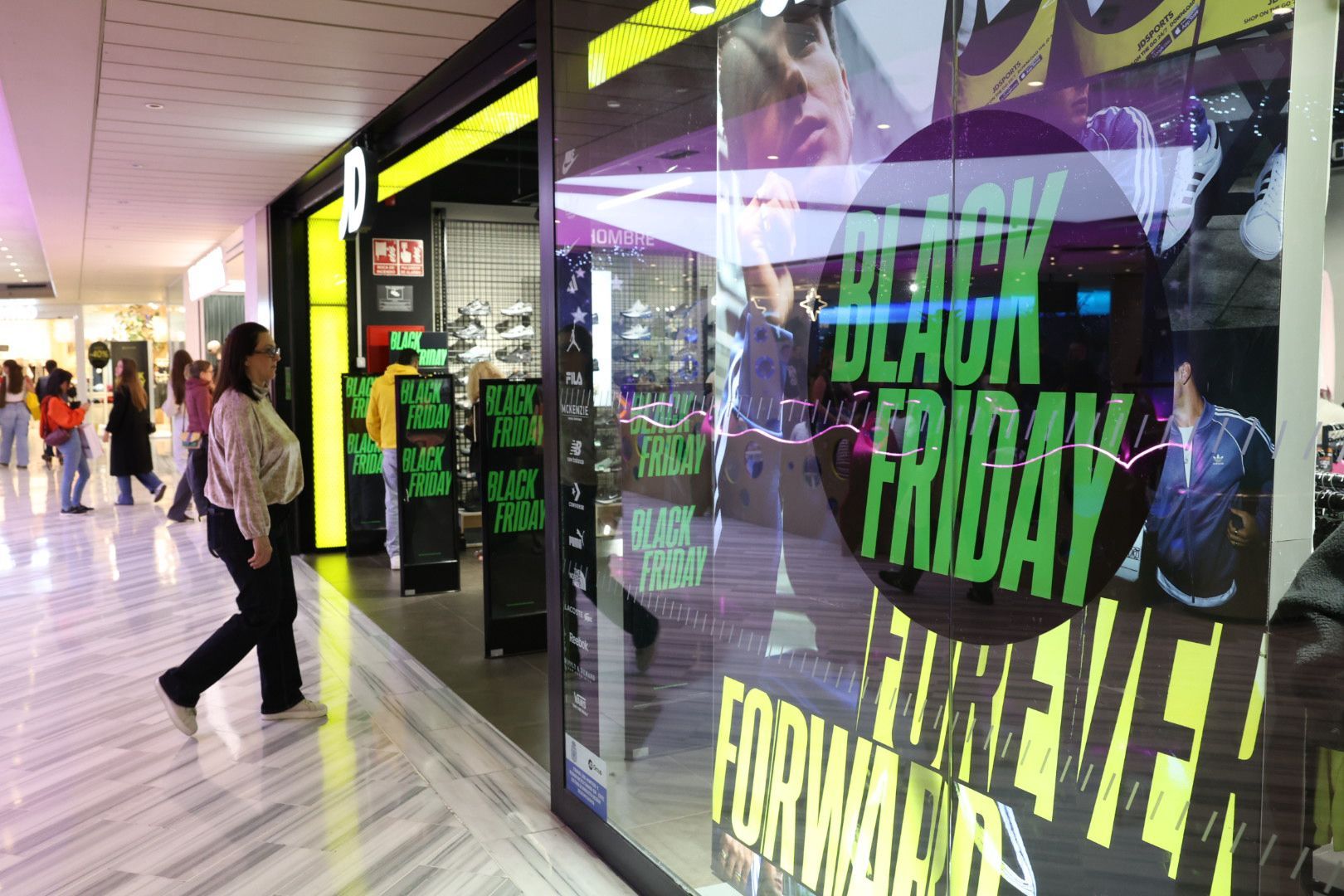 Imágenes de las compras por el Black Friday en zonas comerciales de Las Palmas de Gran Canaria