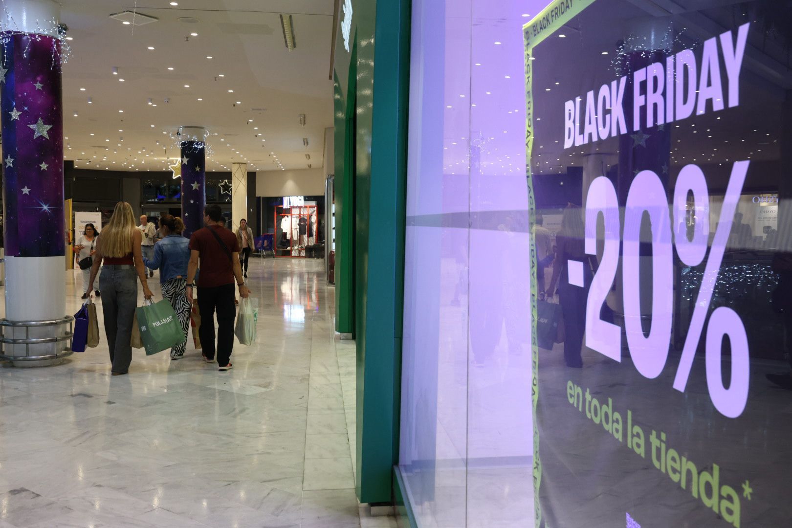 Imágenes de las compras por el Black Friday en zonas comerciales de Las Palmas de Gran Canaria