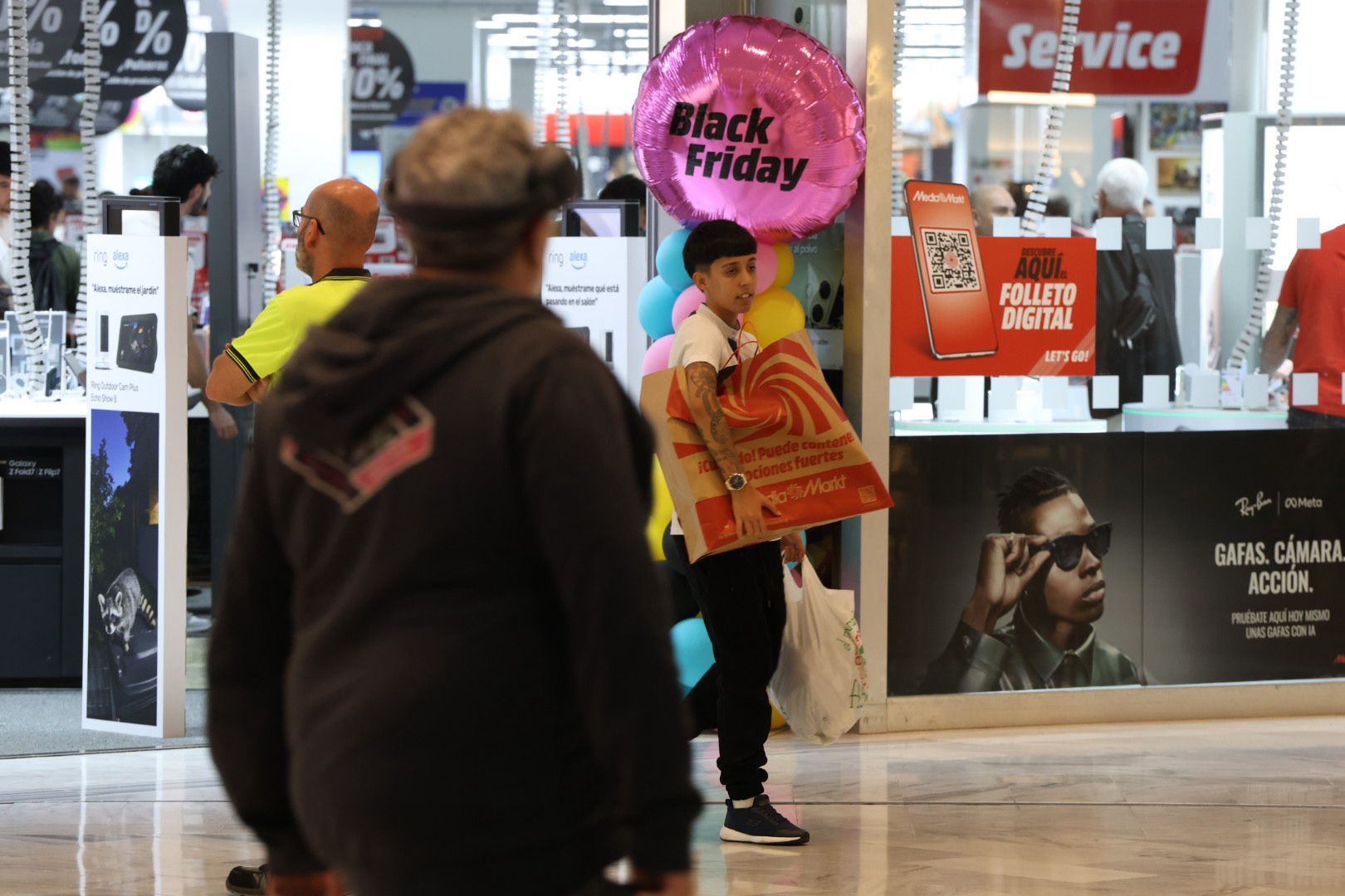 Imágenes de las compras por el Black Friday en zonas comerciales de Las Palmas de Gran Canaria