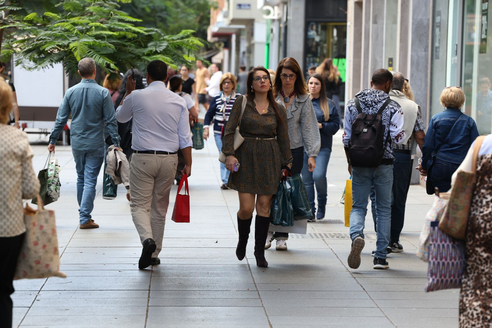 Imágenes de las compras por el Black Friday en zonas comerciales de Las Palmas de Gran Canaria