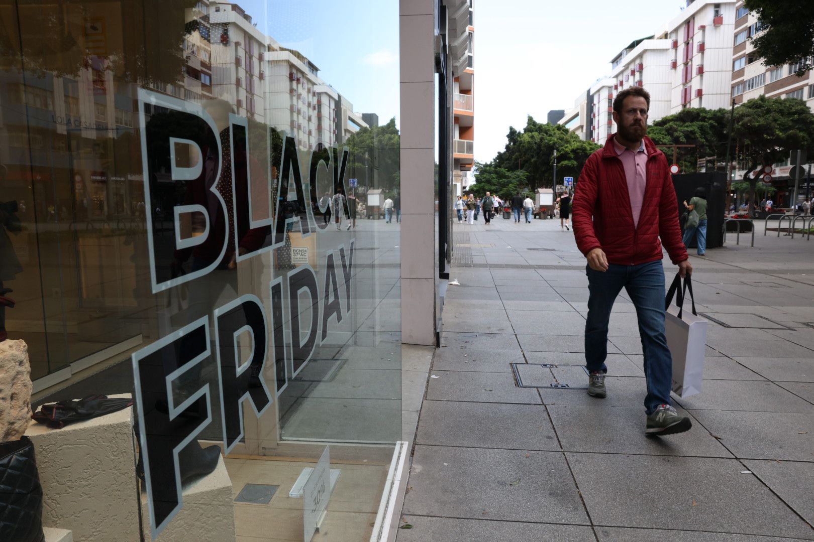 Imágenes de las compras por el Black Friday en zonas comerciales de Las Palmas de Gran Canaria