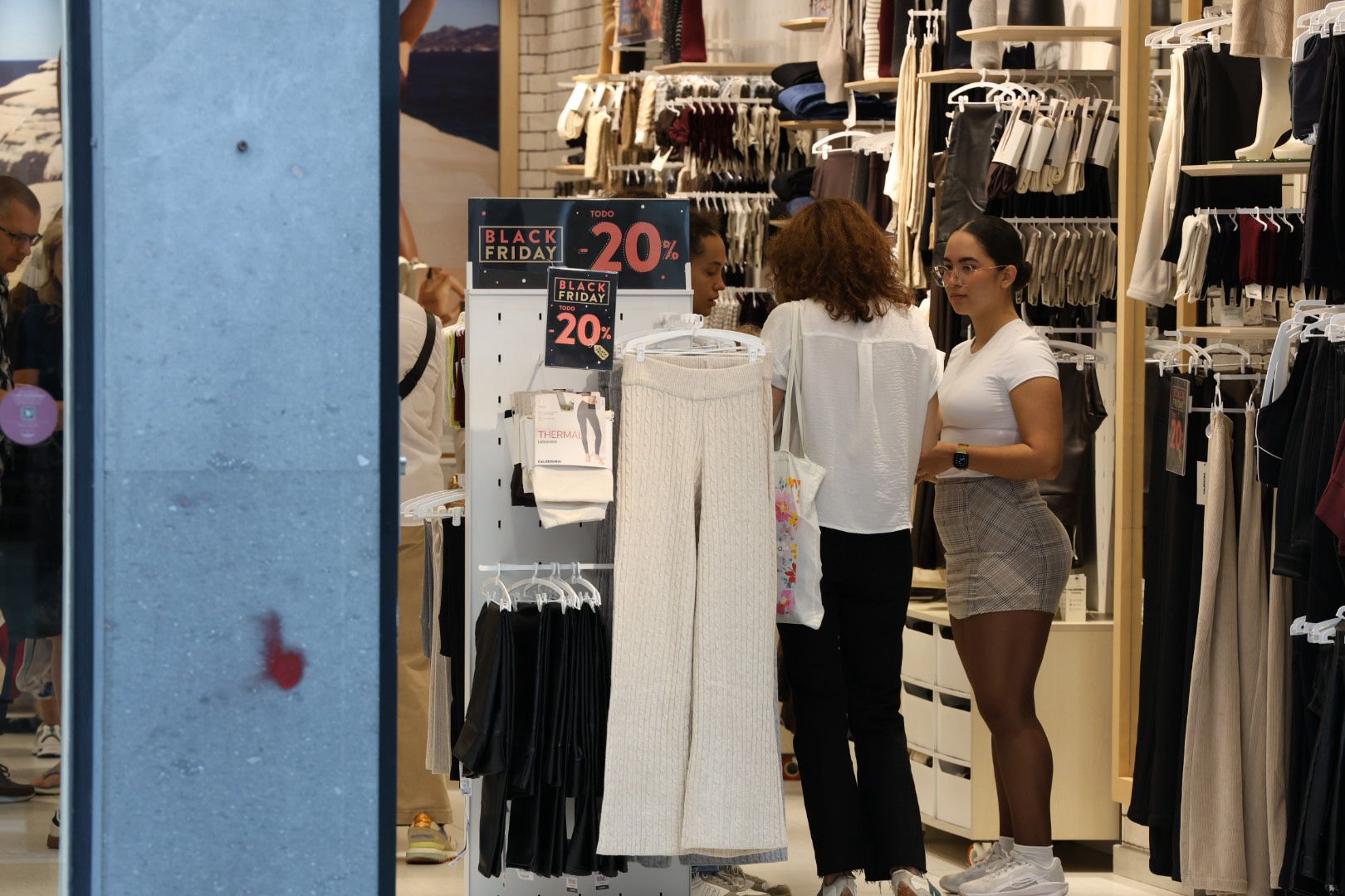 Imágenes de las compras por el Black Friday en zonas comerciales de Las Palmas de Gran Canaria